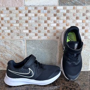 Nike running sneaker boys